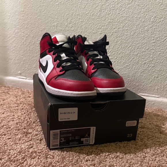 Jordan 1 Mid Chicago Toe - Picture 1 of 8